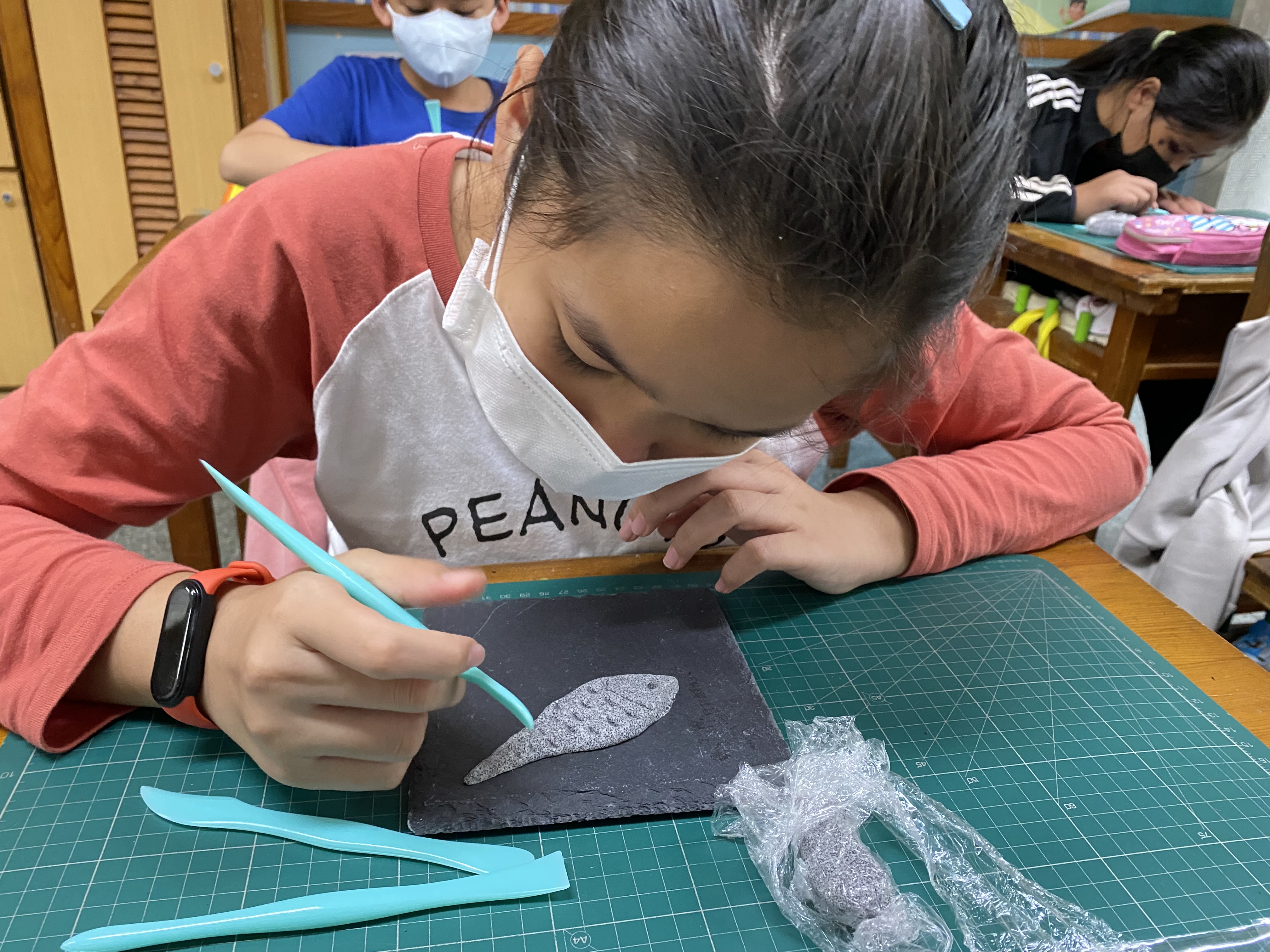 其中一位女同學使用工具自行手作DIY